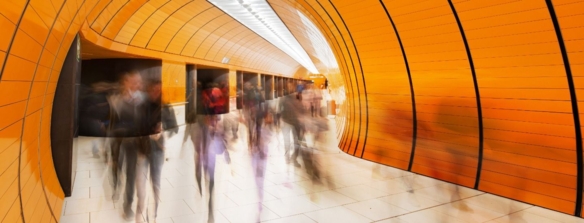 Leuten laufen durch U-Bahn Station