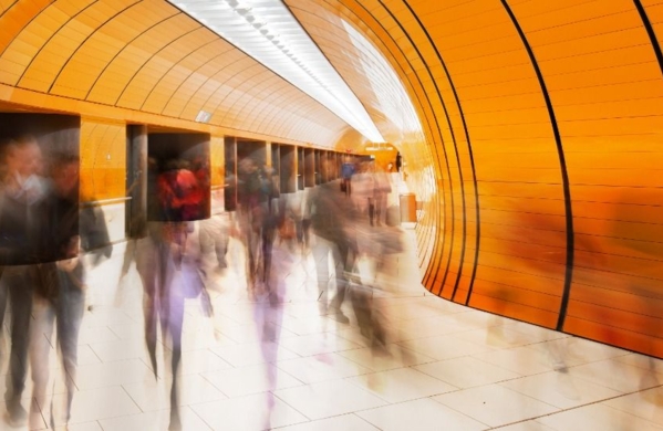 Leuten laufen durch U-Bahn Station
