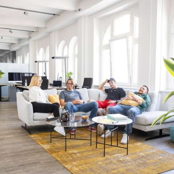 Logic Joe Team im Office, Couch