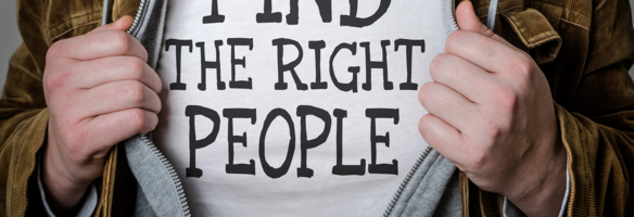 Person reißt Jacke auf und zeigt weißes T-Shirt mit dem Aufdruck „Find the Right People" als Recruiting-Konzeptbild