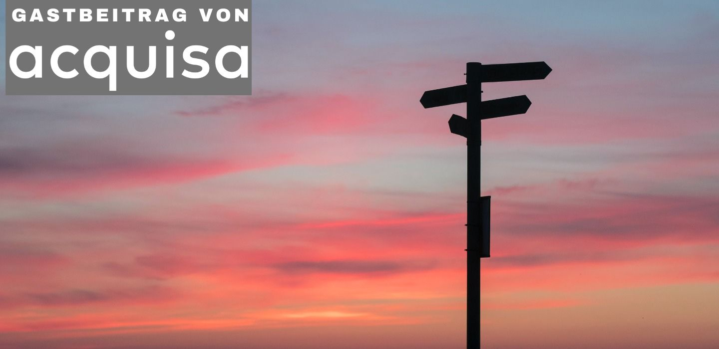 Wegweiserschild im Sonnenuntergang mit Acquisa Gastbeitrag-Logo oben links