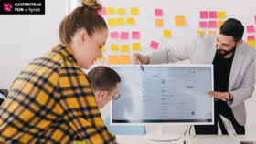 Kollegen arbeiten in Office