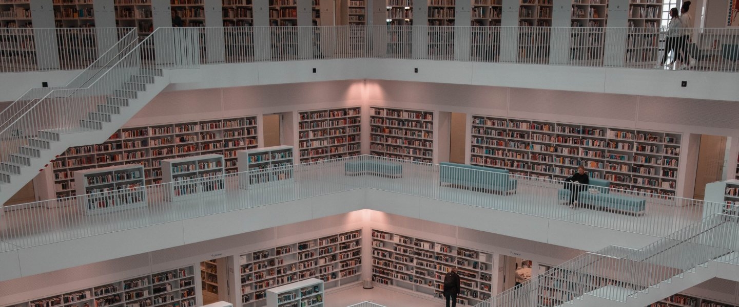 Fotoaufnahme einer Stockwerk-Totale einer modernen Bibliothek