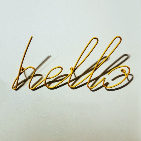 dekorativer Wandschriftzug hello in gelb