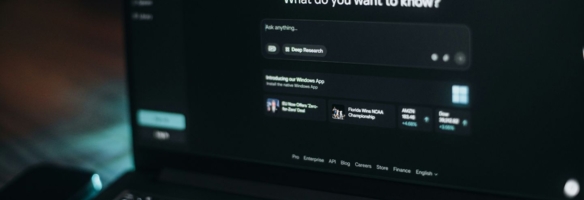 Laptop-Bildschirm mit der Perplexity-AI-Suchoberfläche im Dunkelmodus und der Frage „What do you want to know?"
