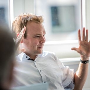 Logic Joe Mitarbeiter gestikuliert