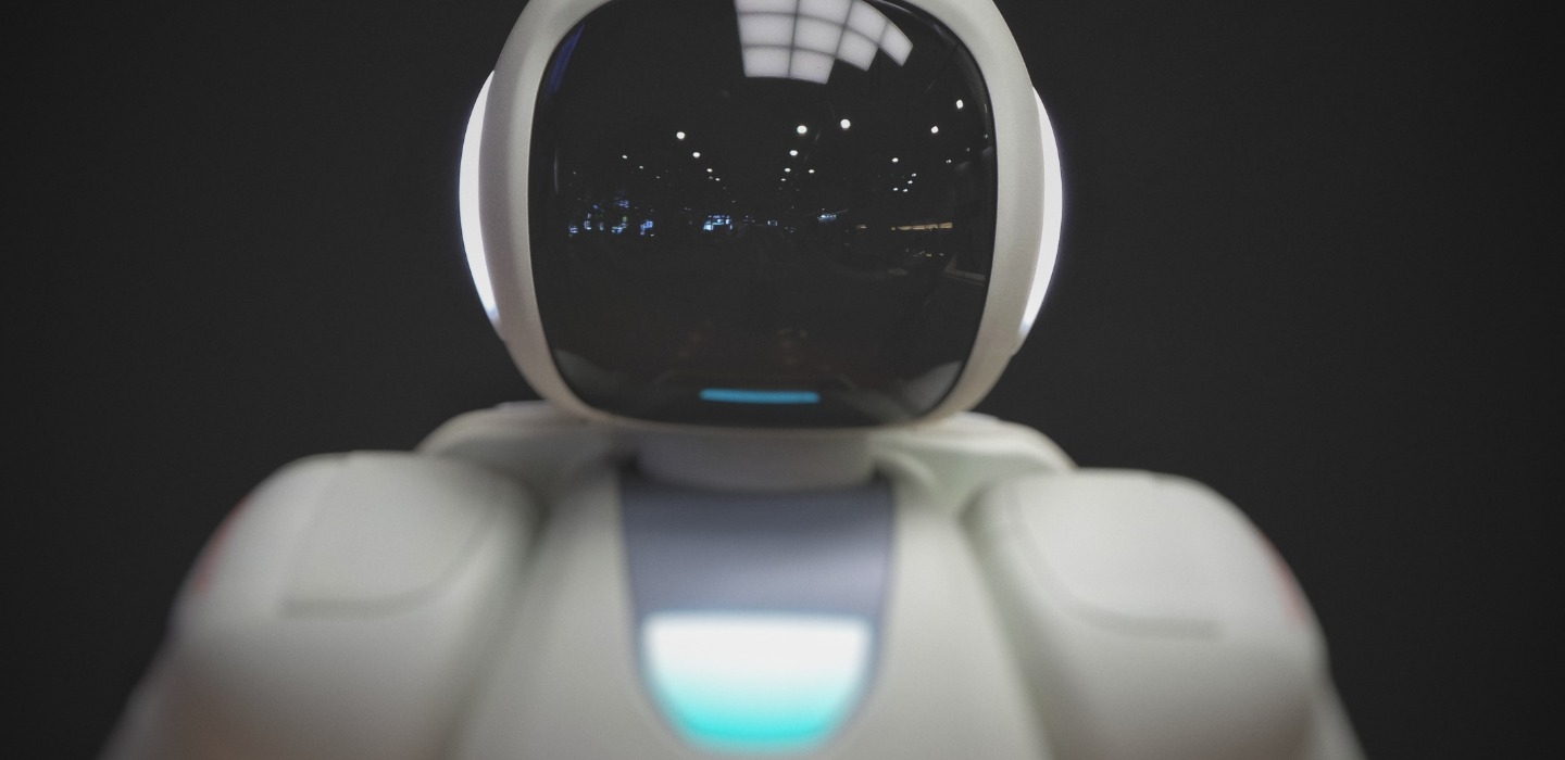 Close up eines Roboters vor schwarzem Hintergrund