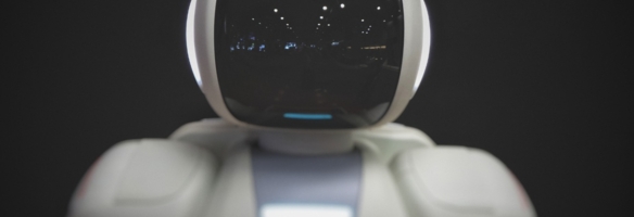 Close up eines Roboters vor schwarzem Hintergrund