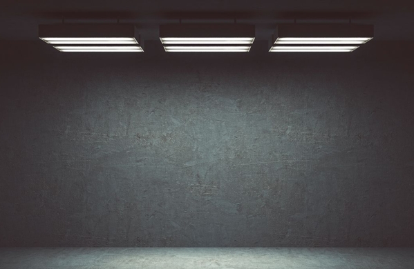 Schwarzes Raum mit Deckenlampen