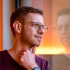 Foto von Man in bordeauxröterer T-Shirt und Brille