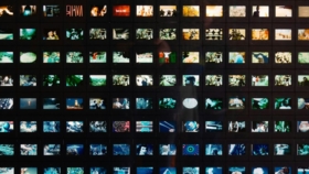 mehrere kleine Bilder in Preview-Größe angeordnet im Raster auf dunklem Hintergrund