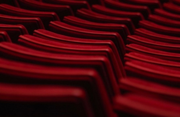 Rote Stühle im Theater
