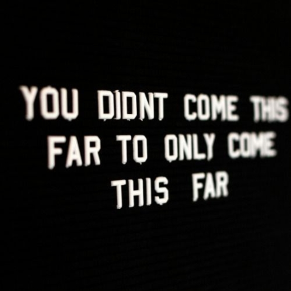 Motivationszitat You Didn't Come This Far To Only Come This Far auf schwarzem Hintergrund