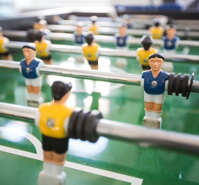 Nahaufnahme der Spielerfiguren eines Tischkickers im Logic Joe Buero