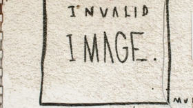 Hauswand beschrieben mit Invalid Image