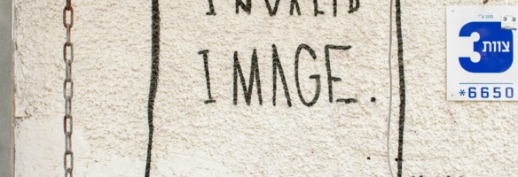 Hauswand beschrieben mit Invalid Image