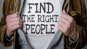 Person reißt Jacke auf und zeigt weißes T-Shirt mit dem Aufdruck „Find the Right People" als Recruiting-Konzeptbild