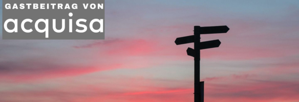 Wegweiserschild im Sonnenuntergang mit Acquisa Gastbeitrag-Logo oben links