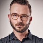 Porträt vom Man mit Brille und Bart