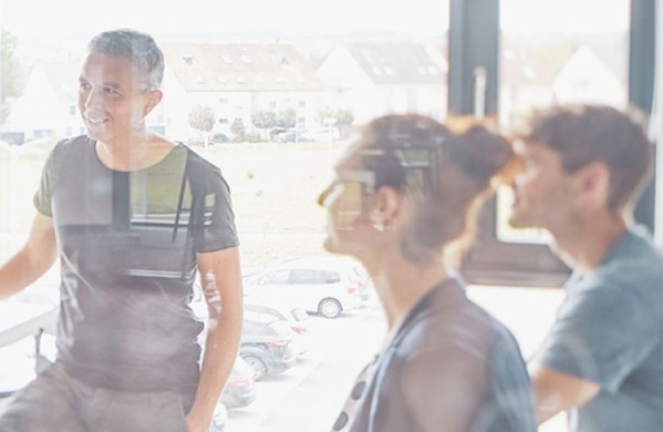 Drei Kollegen in Office Brainstormings über verschiedene Themen