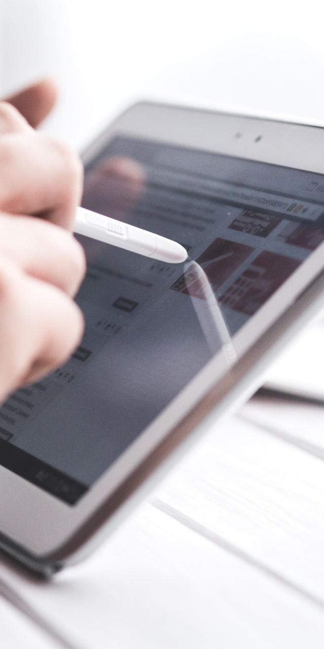 Tablet bedient mit Touchpen
