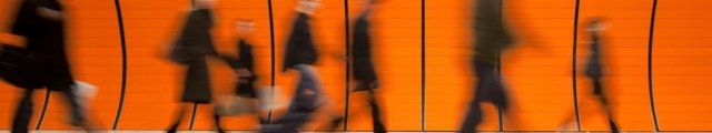 Leute die sich im Sbahn Station bewegen