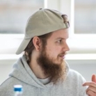 Man mit der graue Kappe im Office