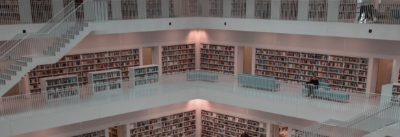 Fotoaufnahme einer Stockwerk-Totale einer modernen Bibliothek