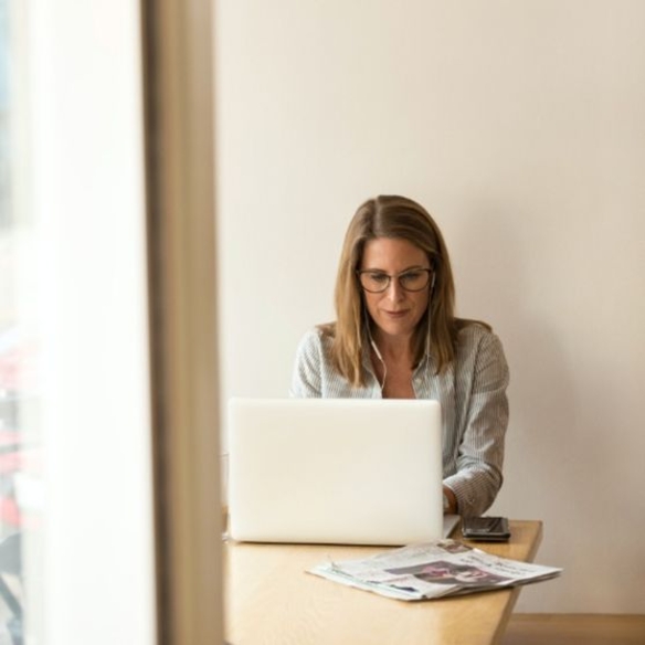 Salesmanagerinnen auf dem Arbeitsplatz mit seinen Laptop unterwegs