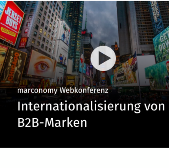 Times Square mit Werbetafeln, Text: "marconomy Webkonferenz. Internationalisierung von B2B-Marken"
