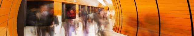 Leuten laufen durch U-Bahn Station