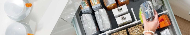 Offene Küchenschublade mit Gewürzen