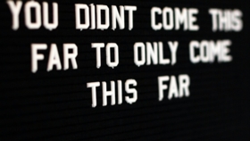 Schwarze Steckbuchstabentafel mit weißem Schriftzug You din't come this far to only come this far
