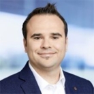Man mit dem weißen Hemd und den blauen Sakko