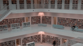 Fotoaufnahme einer Stockwerk-Totale einer modernen Bibliothek