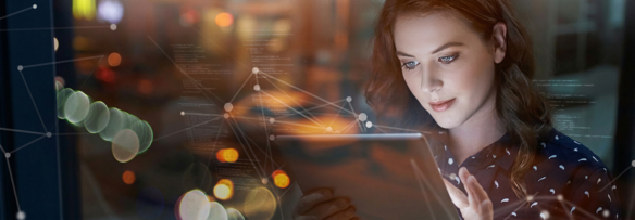 Frau schaut auf ein Tablet, umgeben von digitalen Netzwerklinien und Lichtern, symbolisiert digitale Transformation