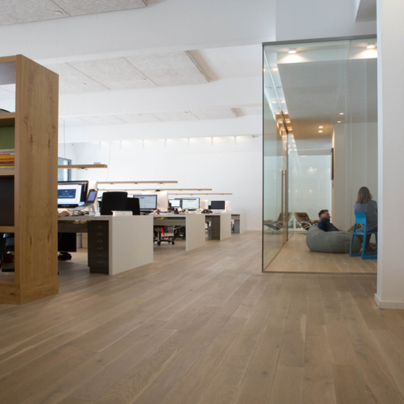 Blick in modern gestaltetes 21 Torr Buero
