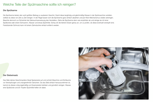 Screenshot eines Frosch Website-Artikels mit Text und Bild zum Thema Spülmaschine reinigen – Abschnitte zu Sprüharmen und Siebeinsatz, mit Foto einer Hand, die einen Spülmaschinenfilter herausnimmt