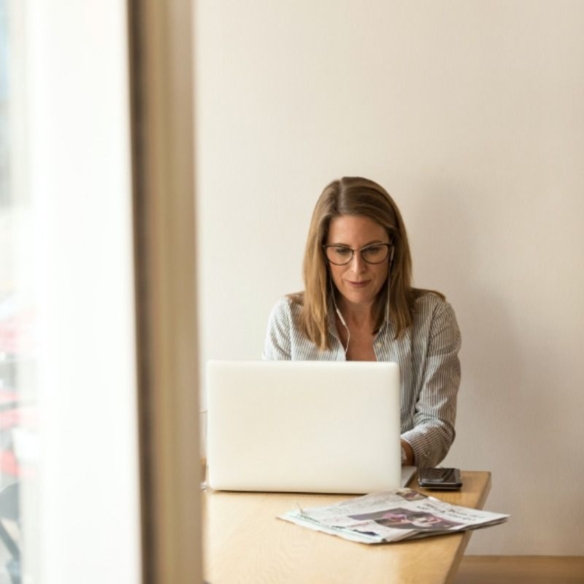 Eine Frau mit ihren Laptop arbeitet in Buero.