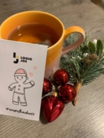 Teebeutel mit Logic Joe Grußkarte und Hashtag acupofkindness in einer Tasse, Vogelperspektive